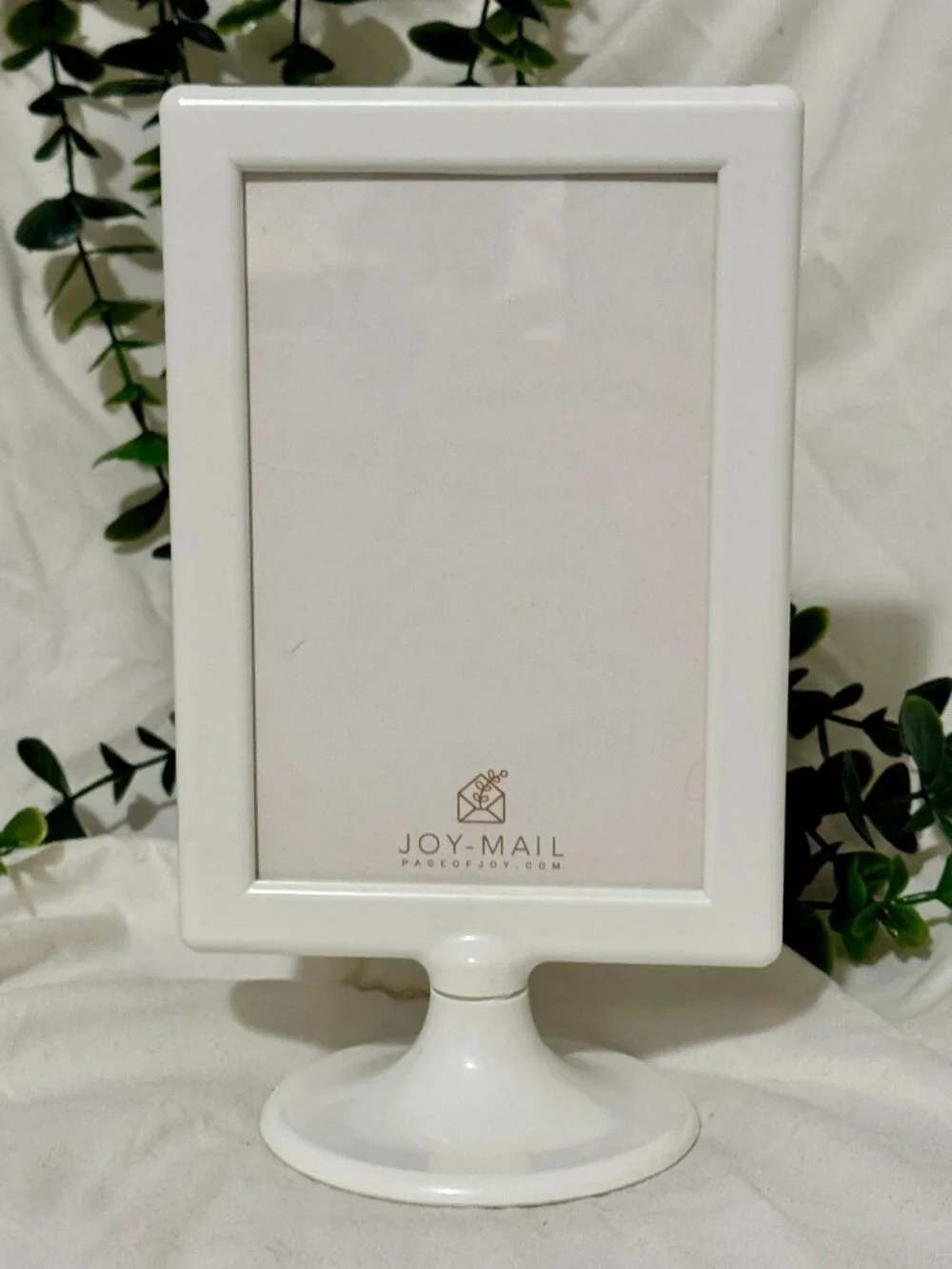 Freestanding White Tabletop Pedestal Frame 4x6